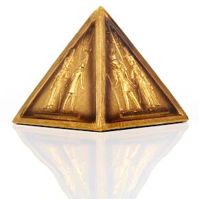 Pyramid dekorerad med Hieroglyfer